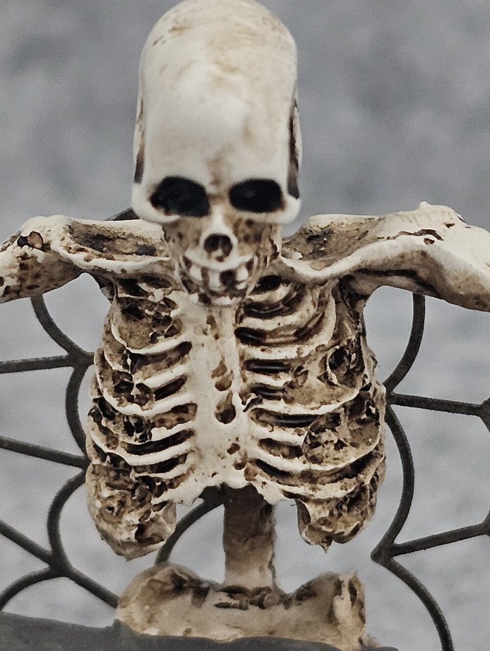 Dept 56 Village Halloween Lot: Kiss of Death, Is This Seat Taken, Rest in Pieces - Picture 10 of 16